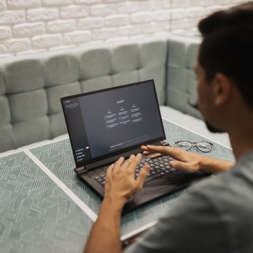 Mann sitzt vor dem Laptop und verwendet ChatGPT und das KI eLearning Angebot